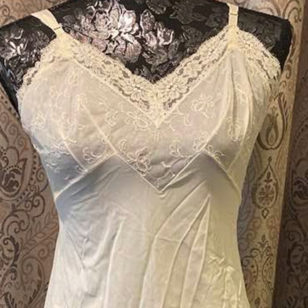 Vintage Vanity Fair Full Slip / Chemise, 34